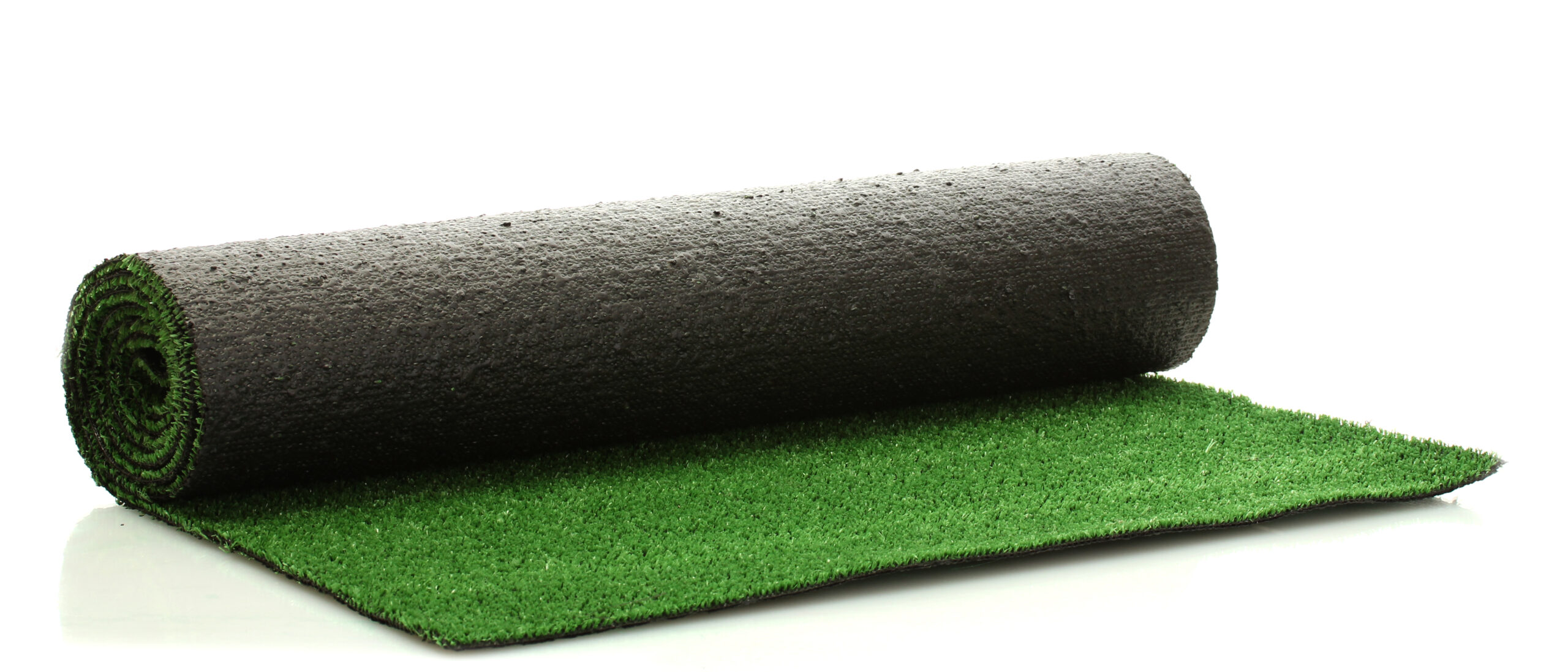 Césped artificial verde en rollos cerrar rollos de césped artificial en el  almacén de materiales de construcción