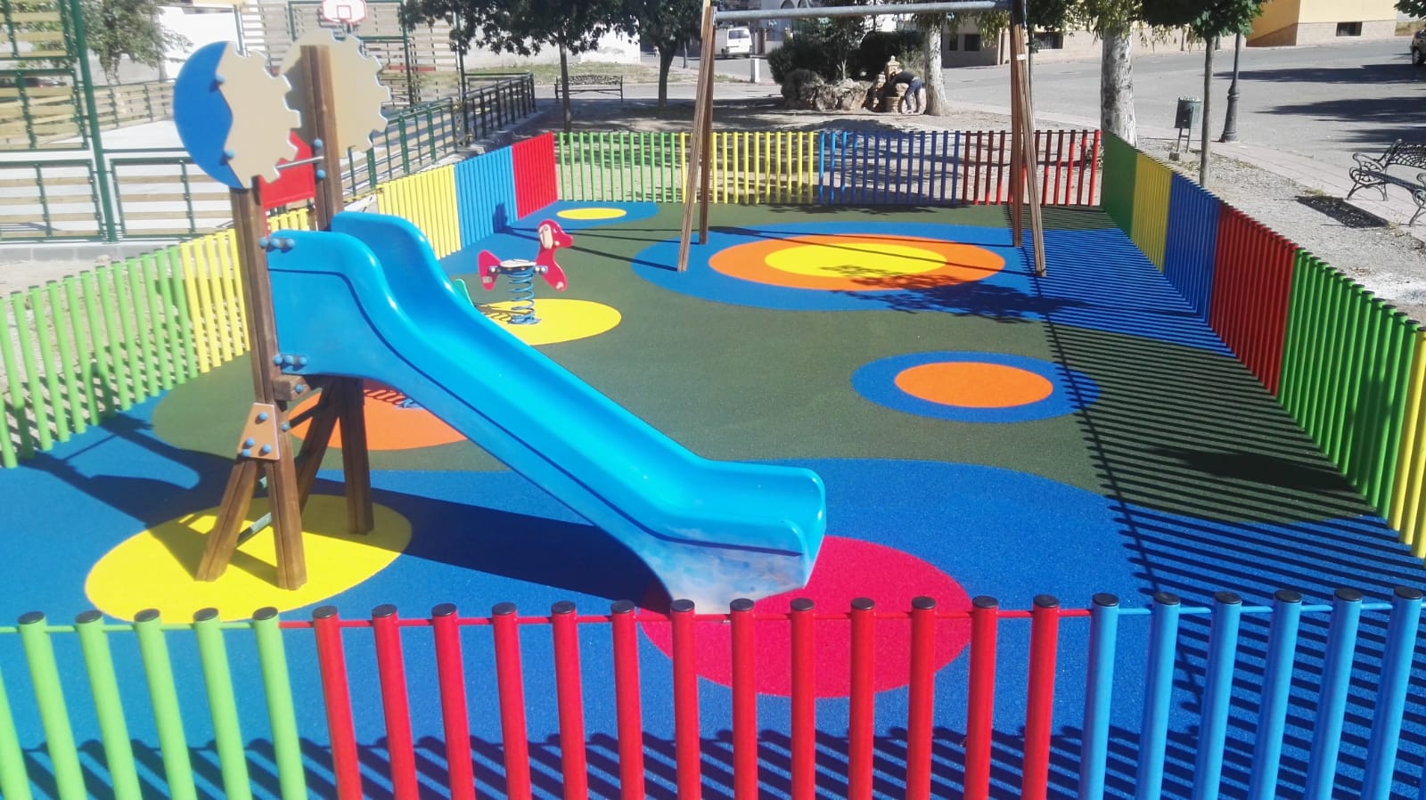 Pavimento continuo in situ para parques infantiles